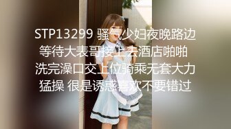 高颜值留学生被老外调教双穴，美女全程享受，屁股被拍得通红，先用拳交扩列再塞扩列器