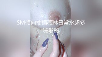 绿帽夫妻，朋友在床上拉着妻子的双手后入，没艹一会就射了，‘太敏感啦’ 这么快没用！