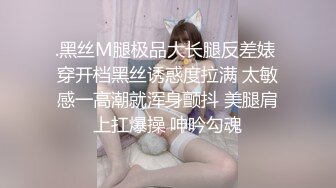 04年广西妹妹：你老婆知道你在看这些吗，屁话那么多，他说：你家人知道你这样吗。正做着爱，朋友来敲门，3P淫乱，肏得惨烈！