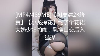 厕所偷拍红色高跟美女发现了镜头依然尿