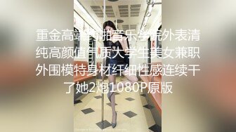 網酪探頭真實居家盜攝：新婚夫妻客厅地上啪啪,妹纸骑上位猛摇,很激情！