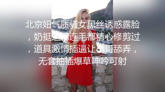 （本期最强嫩逼）逼逼超级嫩的舞蹈生妹子拉稀尿尿，抄底她好几次，一直在看手机根本没发现