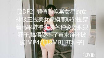 漂亮美女玩大黑屌吃鸡啪啪 被黑祖宗超大肉棒操的舒爽至极 也只能插入一半棒棒 这根乌黑大吊确实诱惑