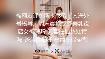 新流出国内厕拍牛人八月份作品商场隔板女厕露脸偷拍几个妹子嘘嘘第一个售货员有所察觉差点被她发现