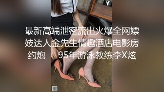 吃着不够还要两个手抓着撸