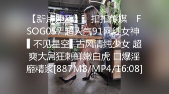 短发少妇3P 绿帽老公叫来两个单男 在大白天在楼道 两根肉棒前后夹击扶腰后入