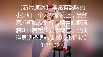 邊看美劇邊享受性感女友的口活服務 豐滿身材十分誘