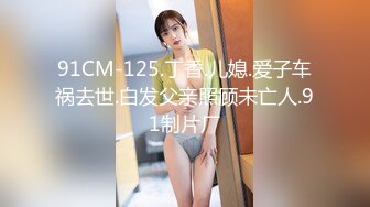 偷拍美女裙底风光 成都车展银色连衣裙细高跟极品美女，白色窄内 UR级反差骚货黑丝筒袜配情趣开档内裤