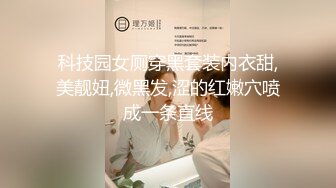 小哥和朋友借着酒精约上炮友在客厅里上演三人行双龙打桩玩(上) 