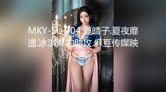 【新片速遞】化妆品公司女厕聊天一字眉女职员❤️湿软的唇肉被毛包住了两端喷尿[132M/MP4/00:53]