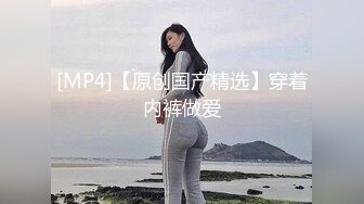 丰满女人家中一边看片一边自慰