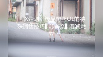 听到隔壁出租屋浴室传来潺潺流水声偷偷爬上墙头偷窥邻居小妹洗澡