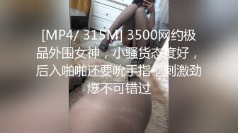 风骚气质小少妇伺候两个蒙面大哥，被后入爆草还要给大哥喂奶吃，口交大鸡巴激情上位跟狼友互动撩骚不要错过