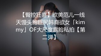 小女友边看黄片学习，边做，女上位啪啪，还不忘记比心