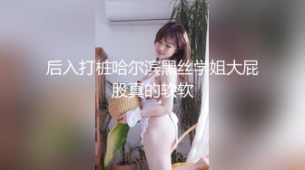 开档丝袜骚熟女大姐不断撩骚小哥哥，口交大鸡巴足交玩弄不断诱惑，让小哥吃奶大黑牛玩逼，给小哥鸡巴整硬了开草