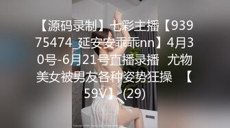 粉嫩乳头的小妹被男的抱着后入式猛插