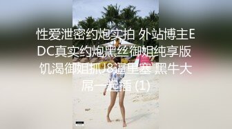 两个骚女露脸在一起比男人玩的都嗨，丝袜情趣制服诱惑双头道具互相插逼，戴上假鸡巴开草主动上位，给逼吃菜