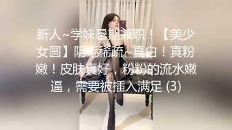 皮带捆绑调教母狗口含假鸡巴