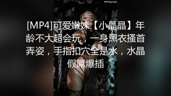 清纯小妹露脸让两个渣男小哥玩弄，乖巧听话听狼友指挥，掰开粉嫩的骚穴给狼友看，大鸡巴直接插