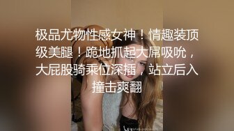 猥琐房东门缝偷窥刚和男友打完炮的美女全裸吃饭