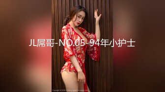 4p射在女的屁股上，另一个女的吃了