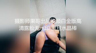 年轻大学生情侣啪啪，女友青春无限，诱惑吃男友J8，男的不专心，边享受边玩手机