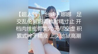 美女一路小跑急着上厕所 快憋不住了