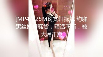 午夜快乐的小母狗TSviki 打扮很美穿戴丝袜眼镜，被主人硬拉着外出，像个母狗一样爬来爬去，露出飙射精液！