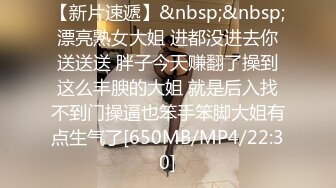 【厕所野战】高中小情侣公共厕所激战，深情跪舔口交，最后无套内射在女友身体里，女友爽的一直叫