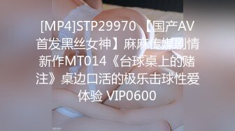 [MP4]牛仔短裤美腿小姐姐 坐在身上揉捏奶子 跪地深喉口交舔逼扣穴