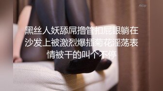 找个按摩女上门服务，扒下大哥裤子撸大鸡巴深喉口交，让小哥揉奶抠逼，各种抽插爆草浪叫呻吟射完了自己抠逼