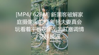 《魔手外购极品CP》地铁女厕偸拍络绎不绝的年轻小姐姐方便美女多亮点多，妹子换奶罩一对大奶又圆又挺手感绝对一流 (5)