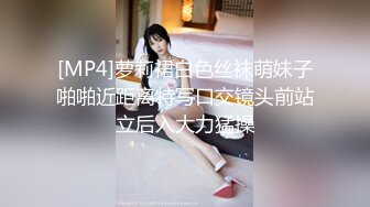 《居家摄像头破解》大叔一边抠着丝袜媳妇的骚B一边看电视✿媳妇被他抠的受不了了直接打一炮