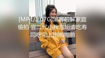 小伙直接闯入办公楼偷拍黑丝长发眼镜少妇肥肥的馒头逼