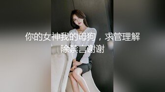 大佬带兄弟们酒吧玩耍，点了一个极品头牌美女陪伴，玩得爽死 气氛嗨大了，直接脱光在胖哥身上游荡！