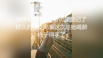 兄弟俩KTV出重金，把高颜值极品房公主带走开房玩3P，上下洞双开，美女欲仙欲死享受着