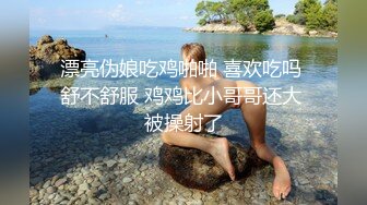 当他来上课时，Lilly 等不及了，当她去给他们俩倒酒时，他可以看出她脑子里想的不仅仅是学习。