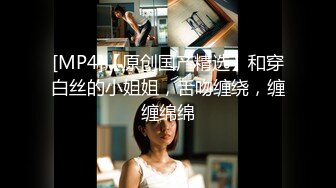 牛仔裤时尚小美女，清爽的吊带衣，偷窥她上厕所，小肥阴唇 可以~