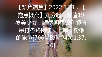 床上黑丝少妇的3P游戏 会玩的大哥连抠带草还有道具 骚逼给她玩肿了