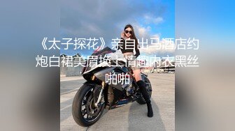 欧美绿帽戴着鸟笼扒开妻子的腿当面看着妻子被两个黑人大吊爆肏给妻子舔脚增加情趣