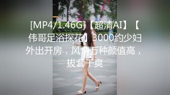 商场女厕全景偷拍12位年轻的小妹 (10)