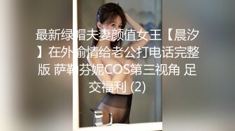 苹果手机门缝偷拍爱狗的合租妹子脱光衣服一边打电话一边揉胸 (1)