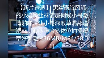 穿着性感红色内衣的曲线女友