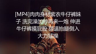 性瘾大的瑞雯露脸小可爱与男友激情啪啪，制服诱惑非常主动抱着舔鸡巴玩69主动上位被抽插内射特写，不要错过