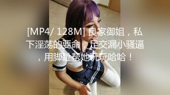 偷拍大师尾随偷拍两个美眉裙底风光长裙萌妹独自逛街灰色内内可爱性感+可爱的JK小姐姐宽松白内撅P股被拍